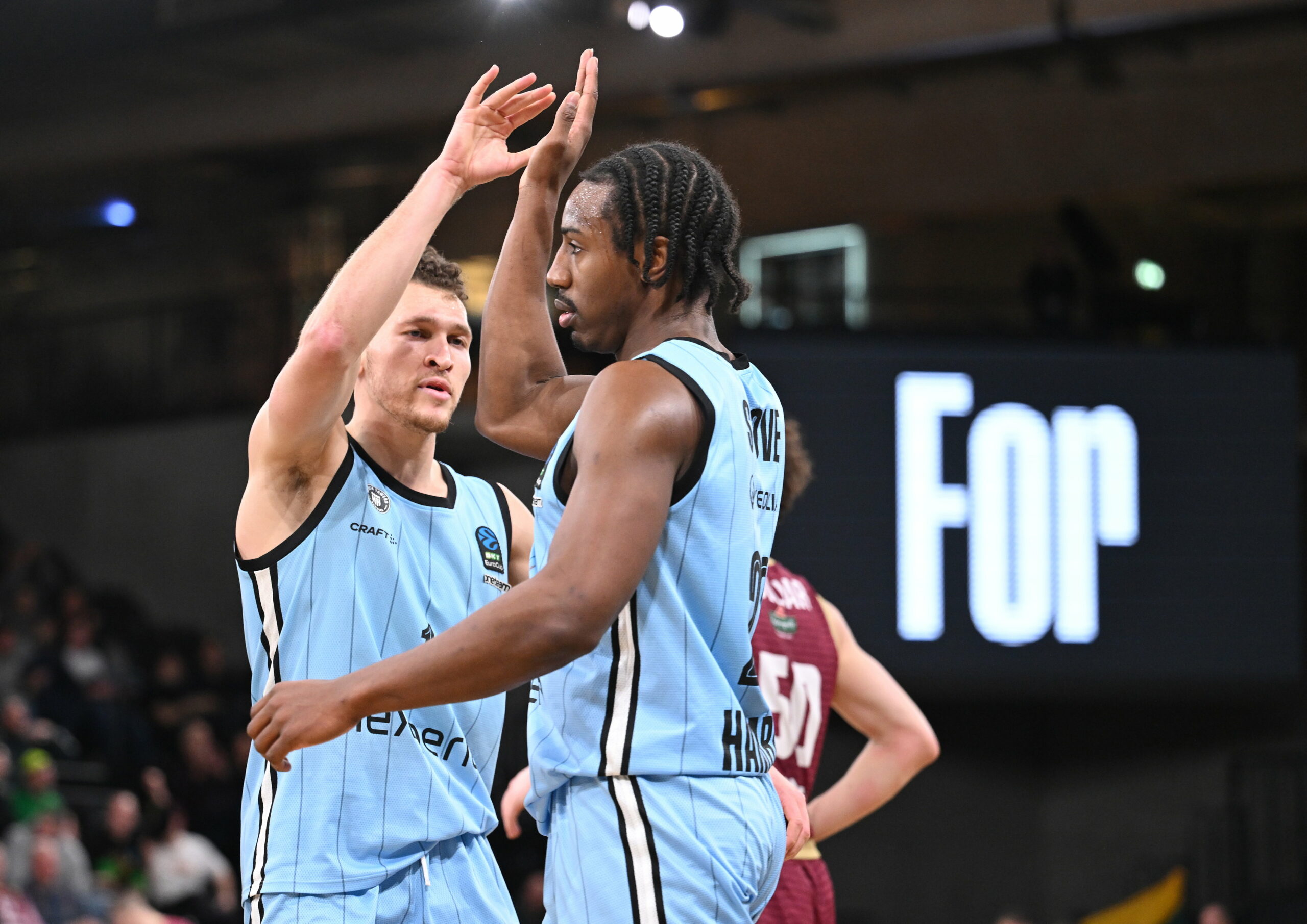 Brae Ivey und Jonathan Stove klatschen ab
