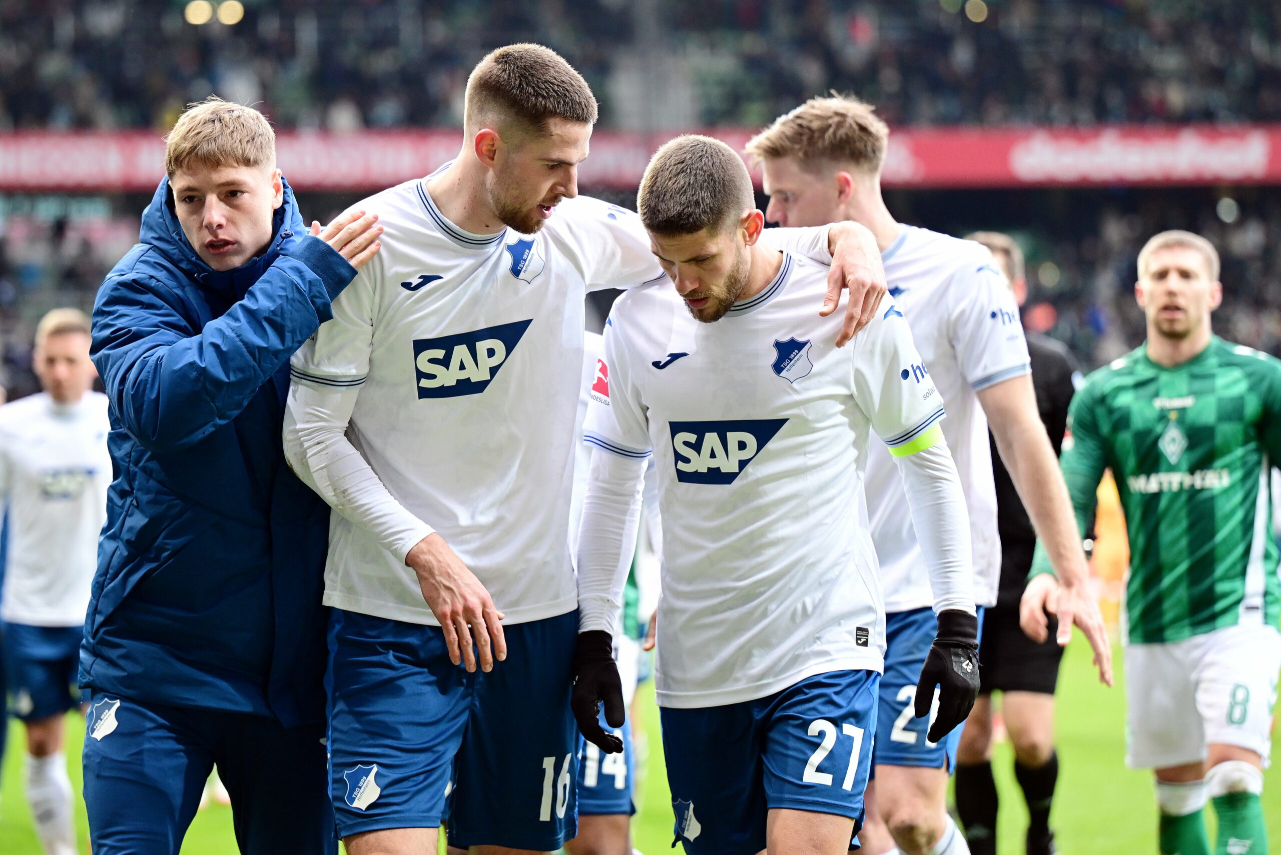 Anton Stach im Gespräch mit Andrej Kramaric beim Auswärtsspiel in Bremen