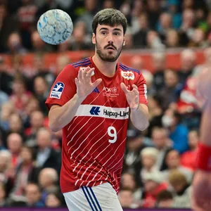 Hamburgs Handballer Jacob Lassen fängt einen Ball