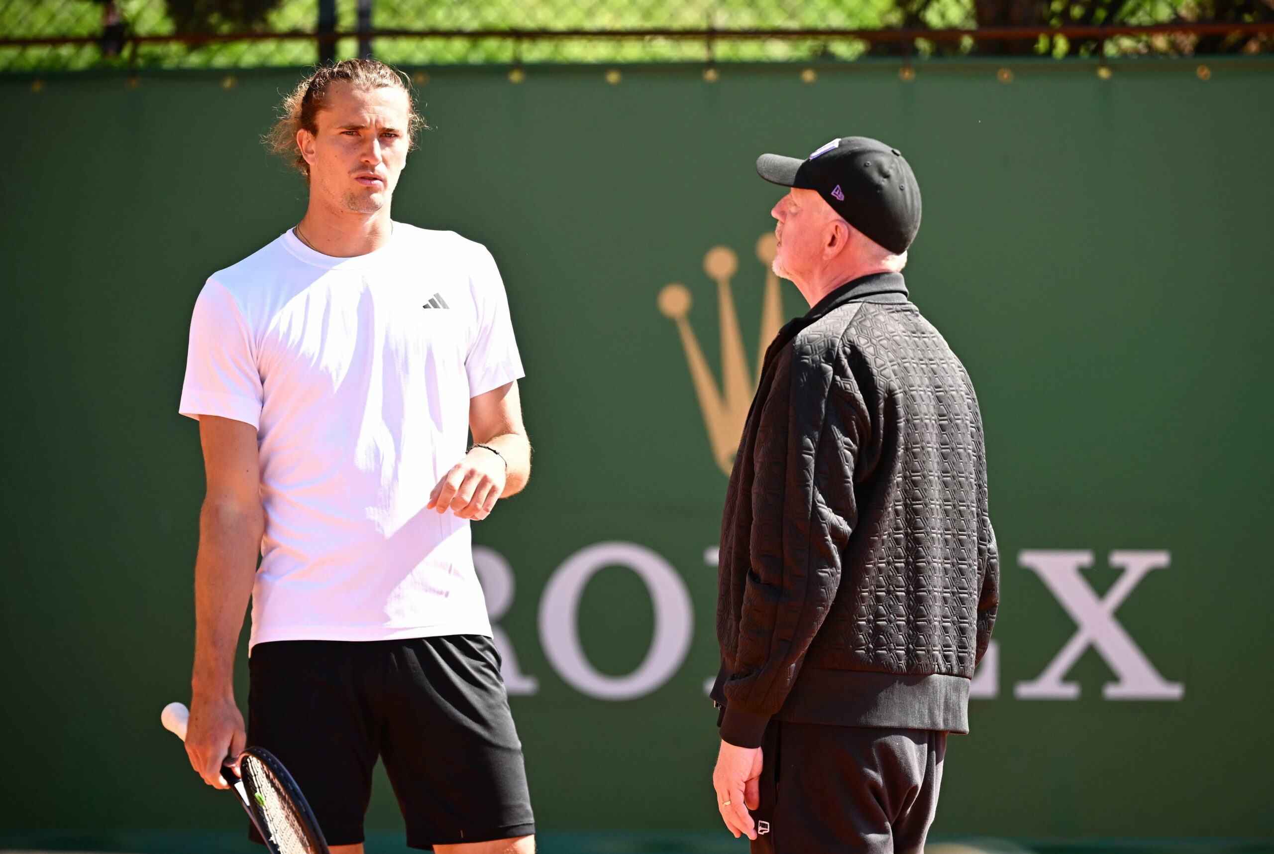 Alexander Zverev und Boris Becker (r.) auf dem Tennisplatz