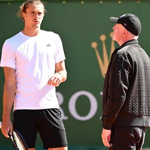 Alexander Zverev und Boris Becker (r.) auf dem Tennisplatz
