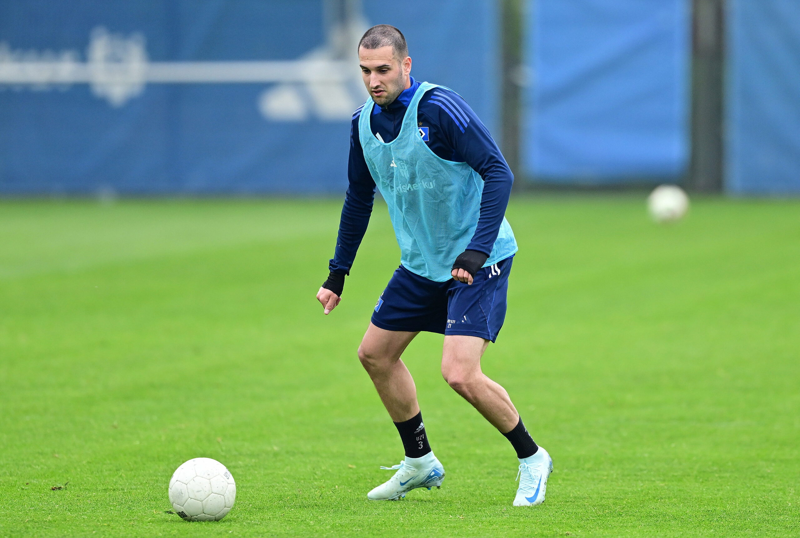 Levin Öztunali beim Training am Ball