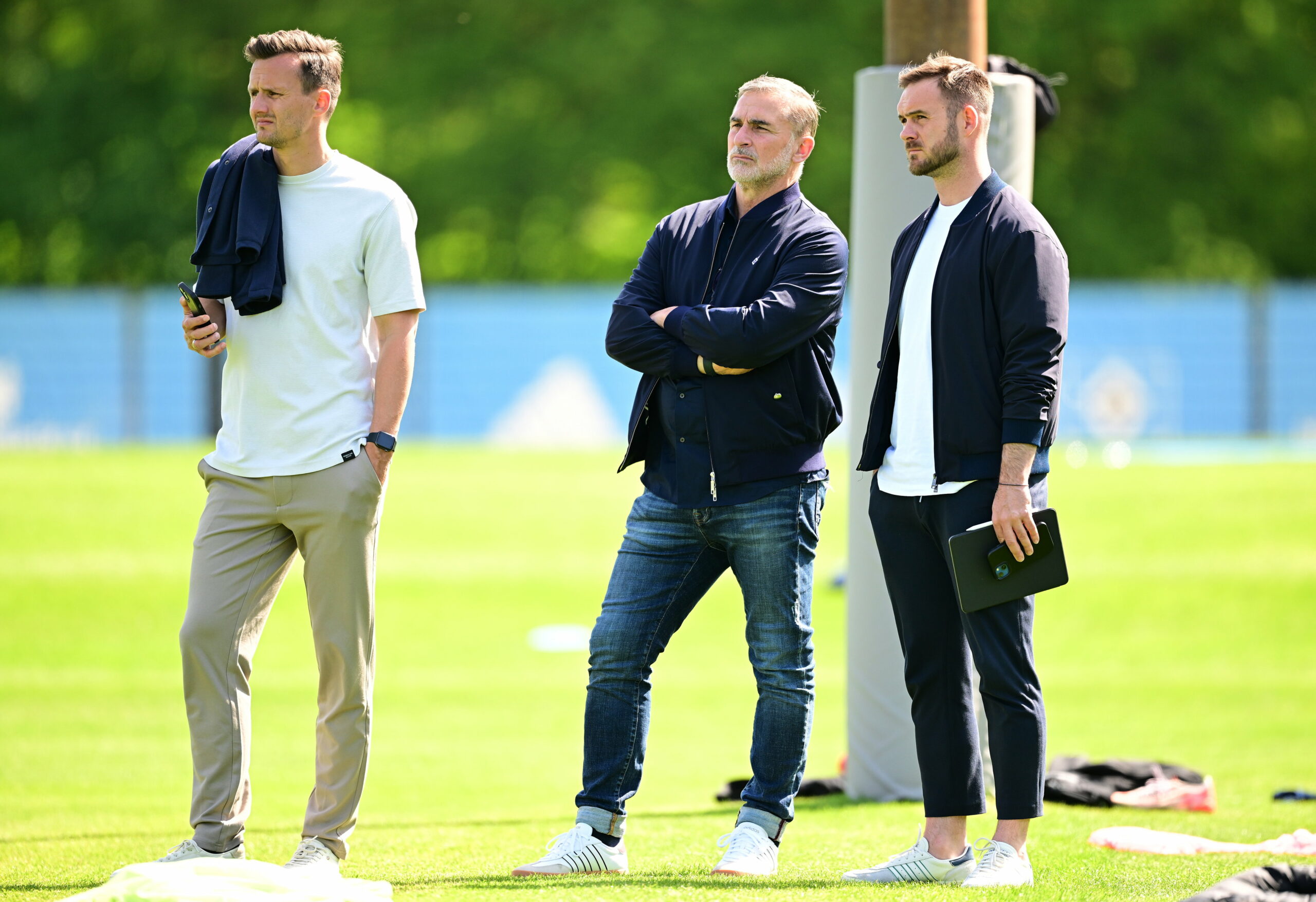 HSV-Sportvorstand Stefan Kuntz (Mitte), Sportdirektor Claus Costa (l.) und Scouting-Chef Sebastian Dirscherl wissen, wo der HSV noch Verstärkung braucht. Einen ihrer erklärten Wunschkandidaten aber werden sie nicht bekommen.