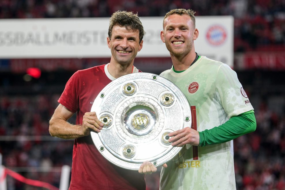 Daniel Peretz feiert mit Thomas Müller Bayerns Meisterschaft