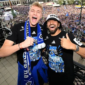 Adam Karabec feiert mit Immanuel Pherai den HSV-Aufstieg