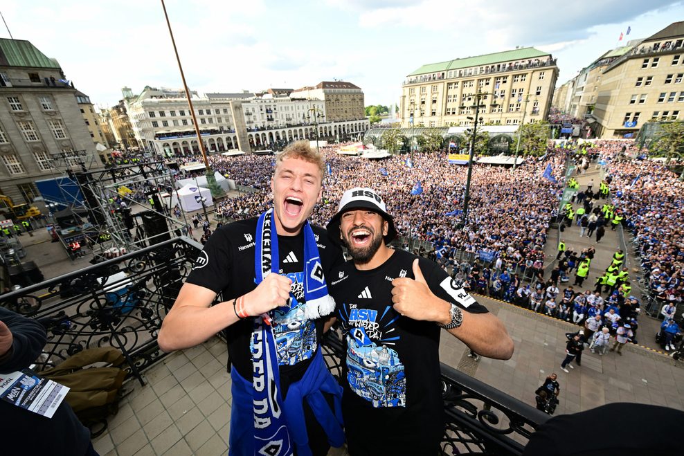 Adam Karabec feiert mit Immanuel Pherai den HSV-Aufstieg