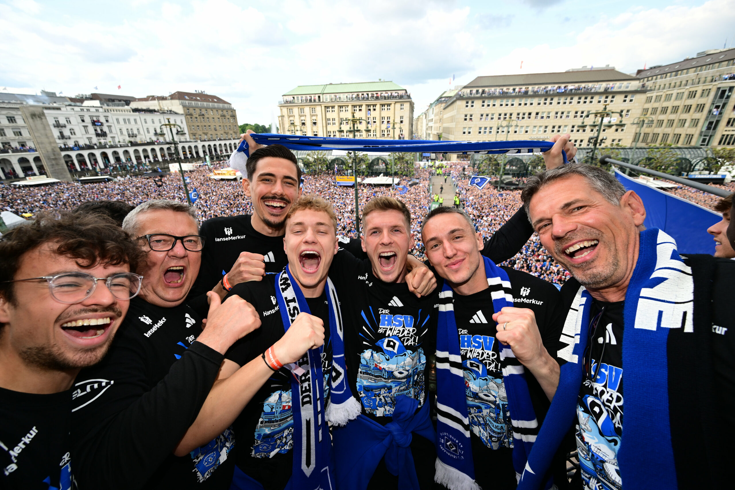 Groß war der Jubel bei den HSV-Profis, -Betreuern und -Fans nach dem Aufstieg.