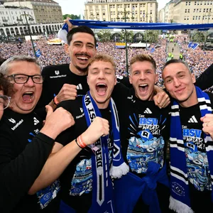 Groß war der Jubel bei den HSV-Profis, -Betreuern und -Fans nach dem Aufstieg.