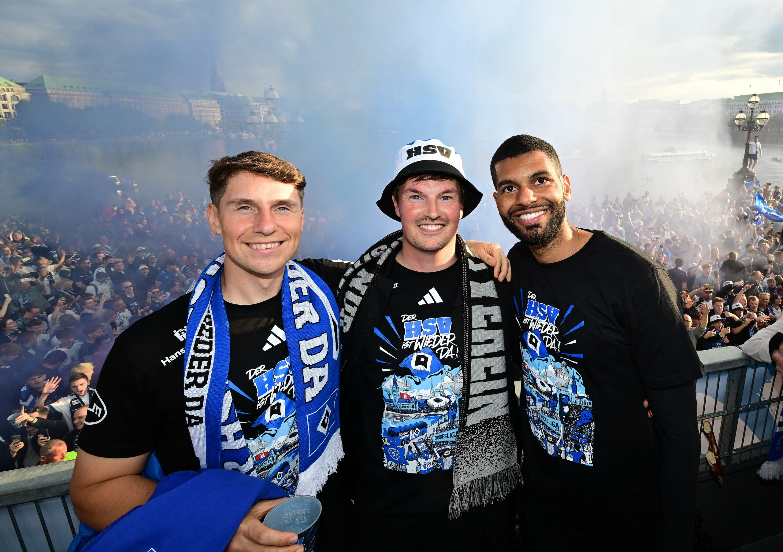 Die HSV-Trainer Loic Favé, Merlin Polzin und Richard Krohn bei der Aufstiegsfeier auf dem Rathaus-Balkon