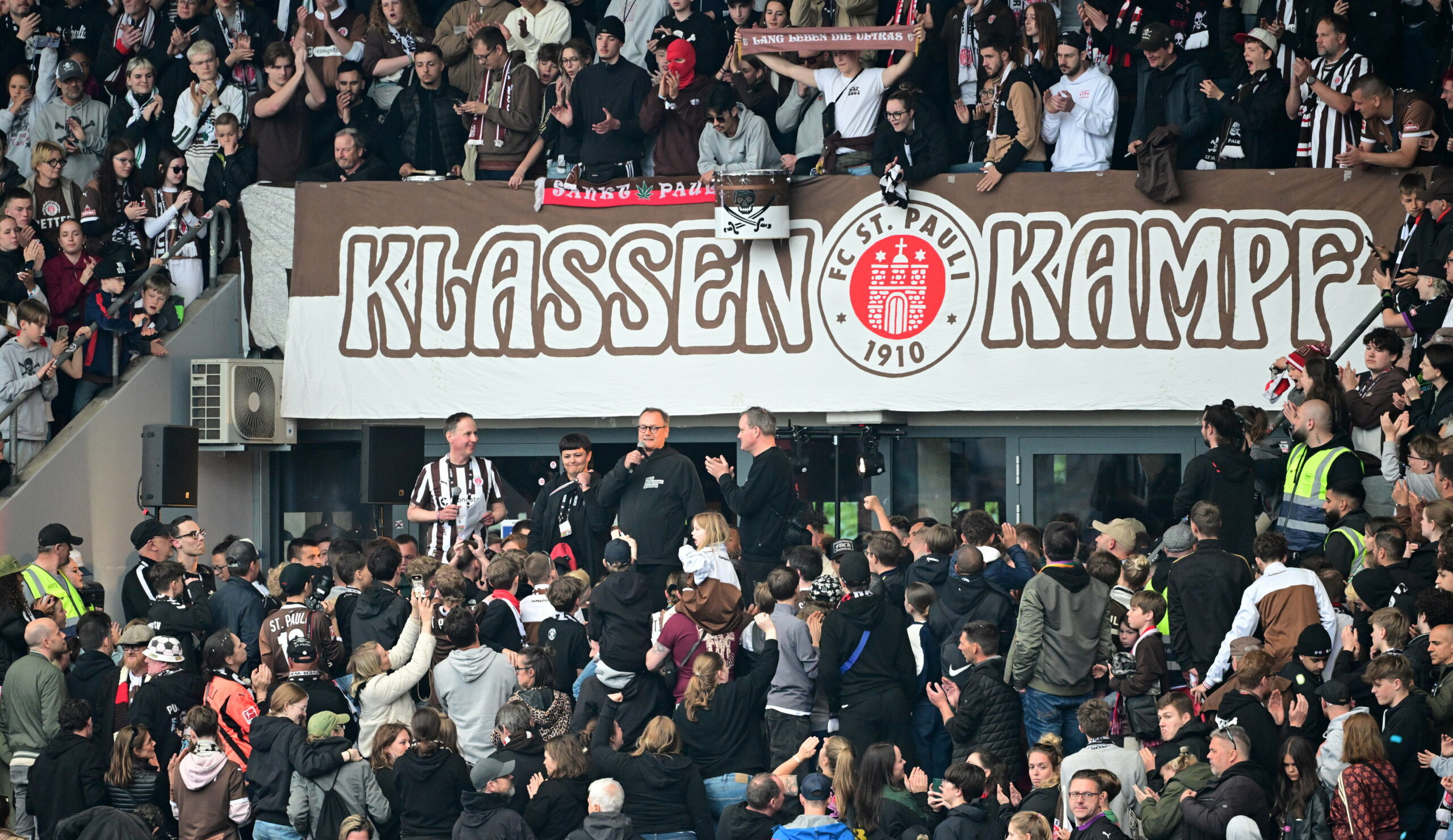 Ein Banner auf der voll besetzten Tribüne zeigt das St. Pauli-Vereinslogo und den Schriftzug „Klassenkampf“
