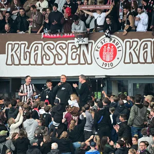 Ein Banner auf der voll besetzten Tribüne zeigt das St. Pauli-Vereinslogo und den Schriftzug „Klassenkampf“