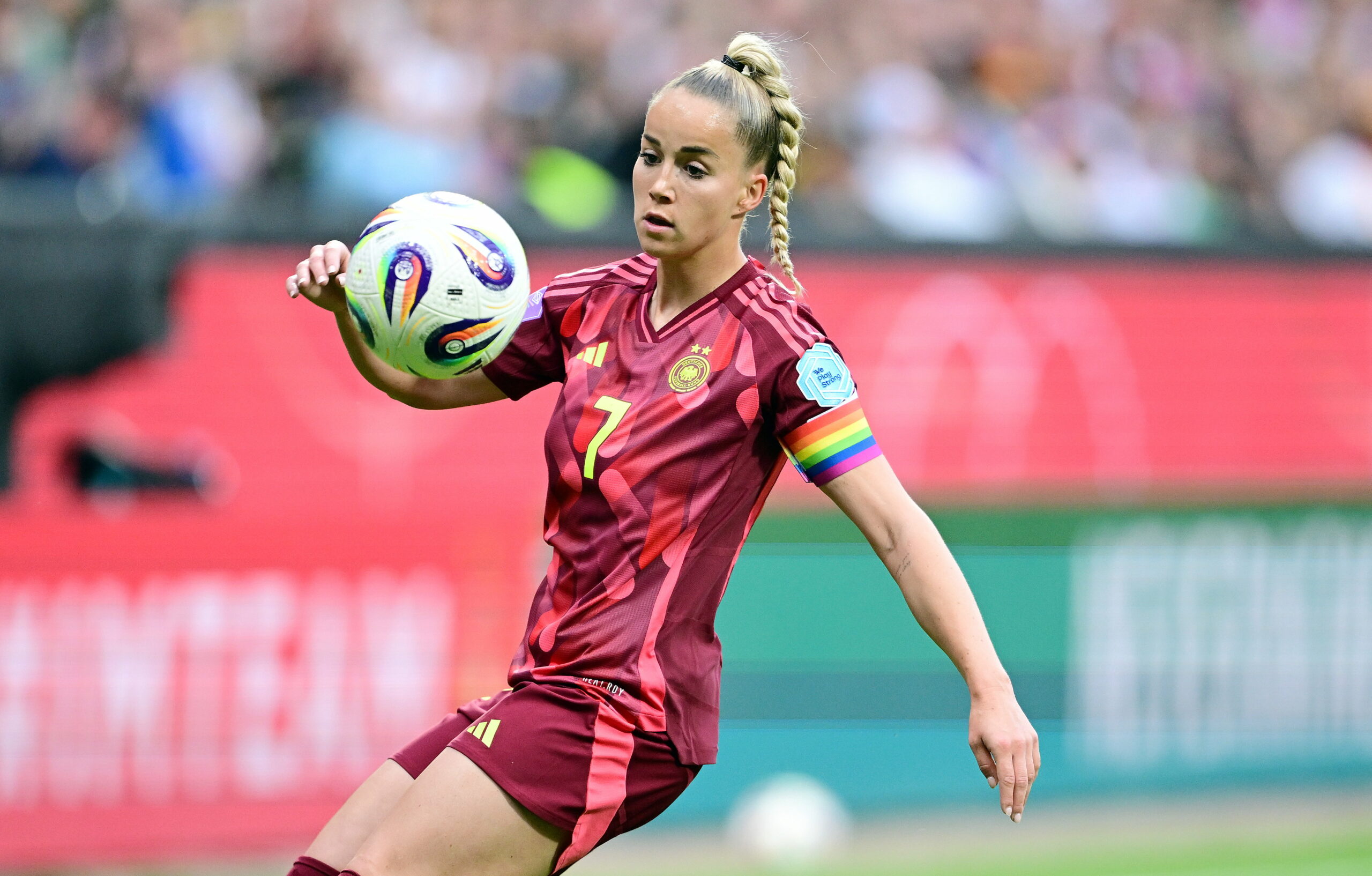 Giulia Gwinn mit Regenbogen-Binde am Arm