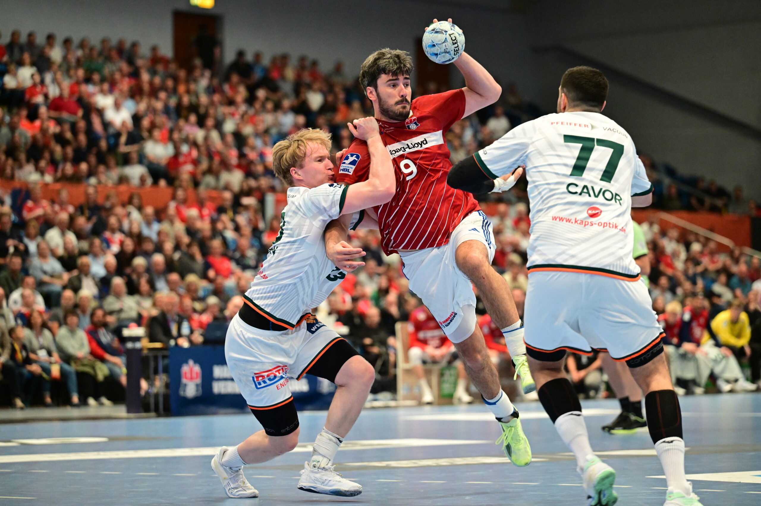 Jacob Lassen setzt (2.v.r.) im Spiel gegen Wetzlar, einen Wurf aufs Tor an
