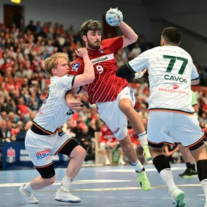 Jacob Lassen setzt (2.v.r.) im Spiel gegen Wetzlar, einen Wurf aufs Tor an