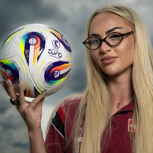 Alisha Lehmann posiert mit dem EM-Ball
