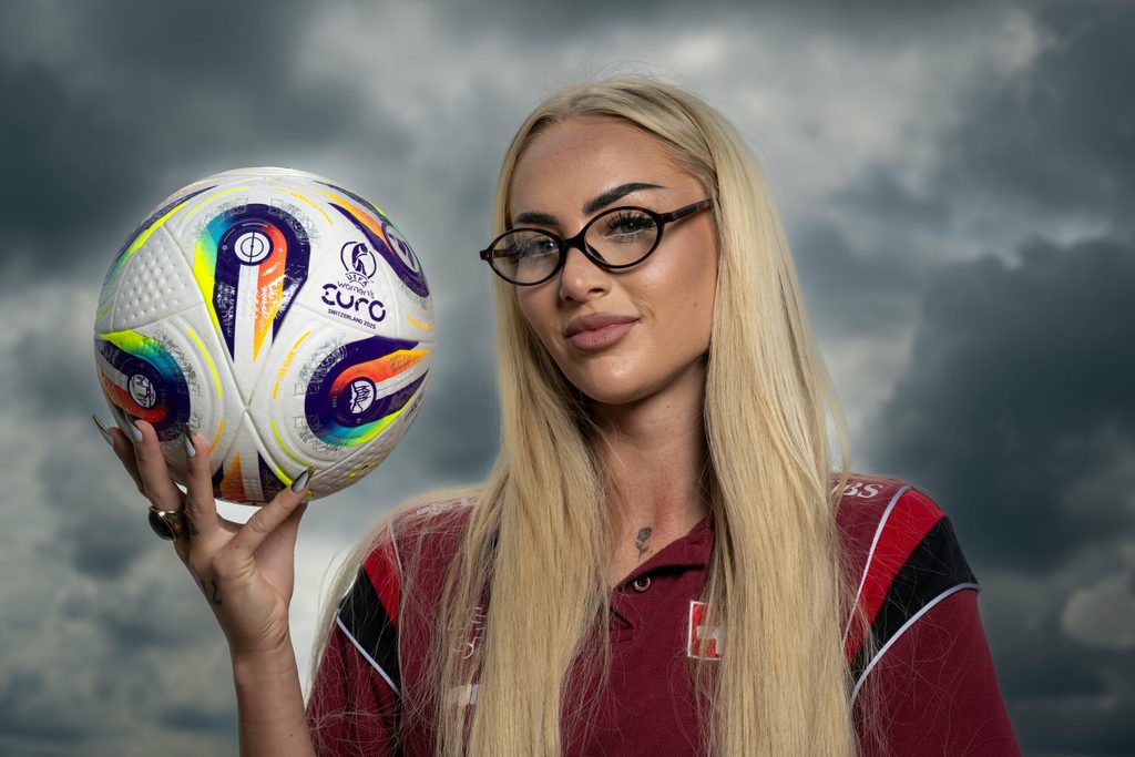Alisha Lehmann posiert mit dem EM-Ball