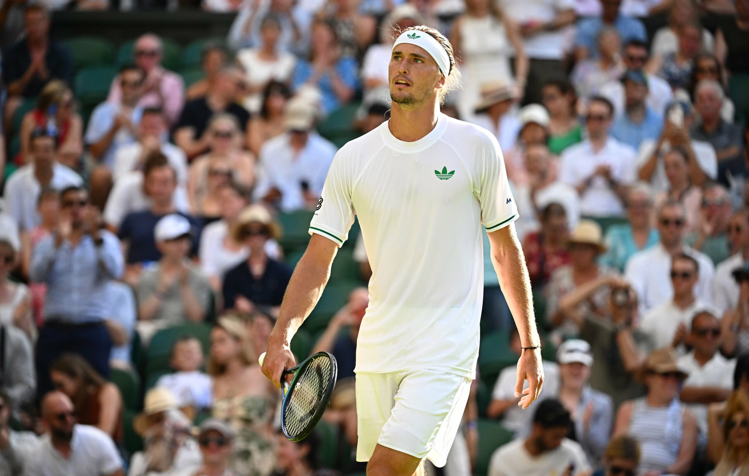 Alexander Zverev guckt in Wimbledon frustriert