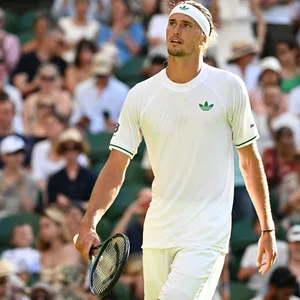 Alexander Zverev guckt in Wimbledon frustriert