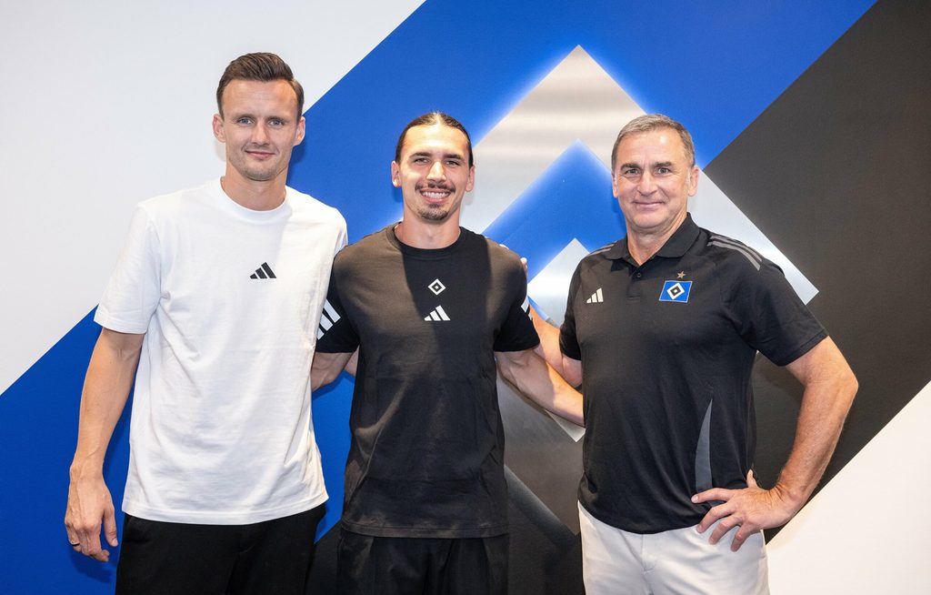 Die HSV-Bosse Claus Costa (L.) und Stefan Kuntz begrüßen den neuen Stürmer Rayan Philippe