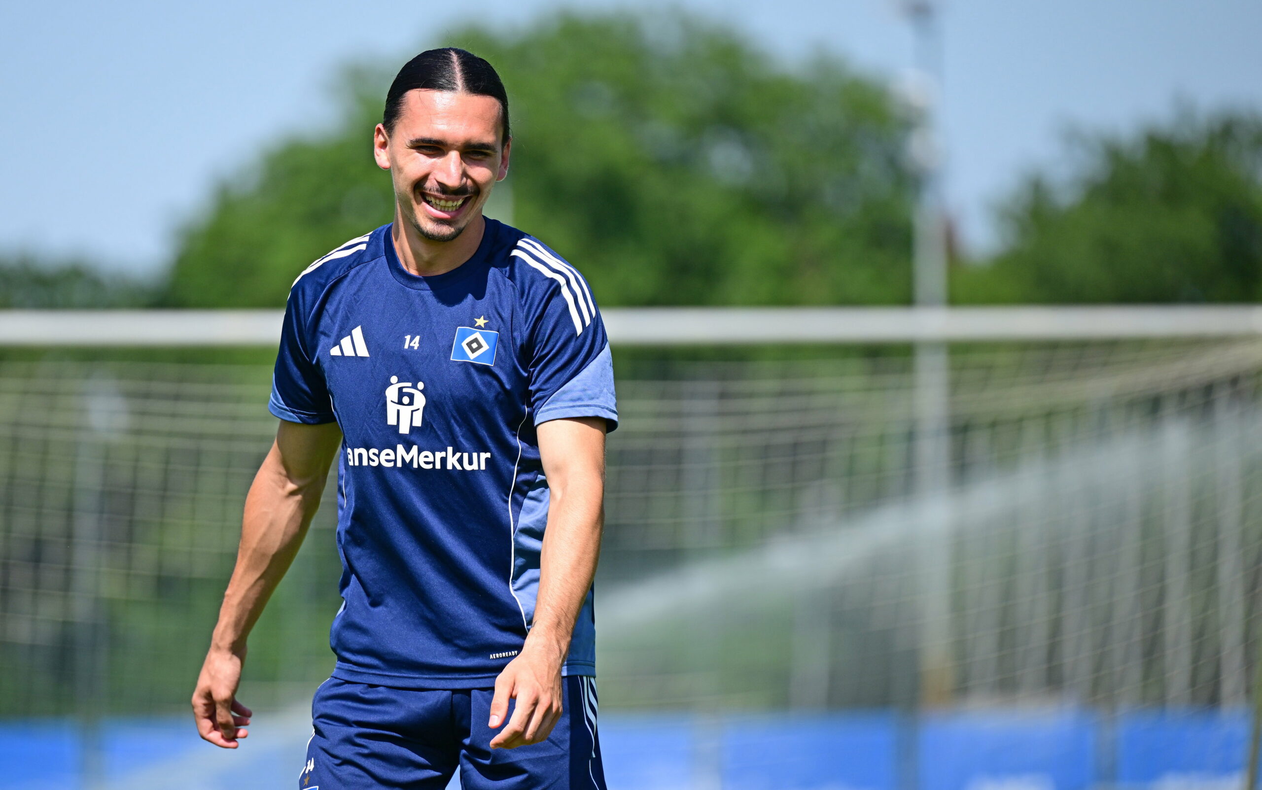 Der neue HSV-Stürmer Rayan Philippe bei seiner Trainingspremiere im Volkspark
