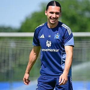 Der neue HSV-Stürmer Rayan Philippe bei seiner Trainingspremiere im Volkspark