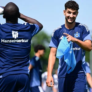 Daniel Elfadli lächelt beim HSV-Training