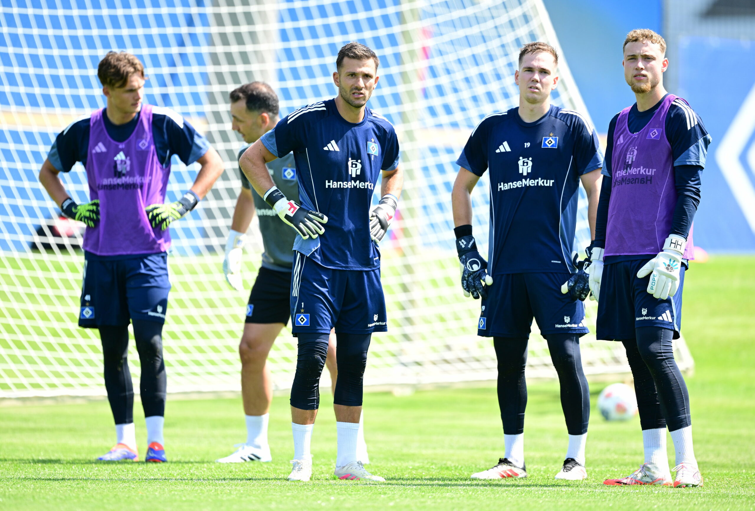 Fernando Dickes, Sven Höh, Daniel Heuer Fernandes, Matheo Raab und Hannes Hermann im HSV-Training
