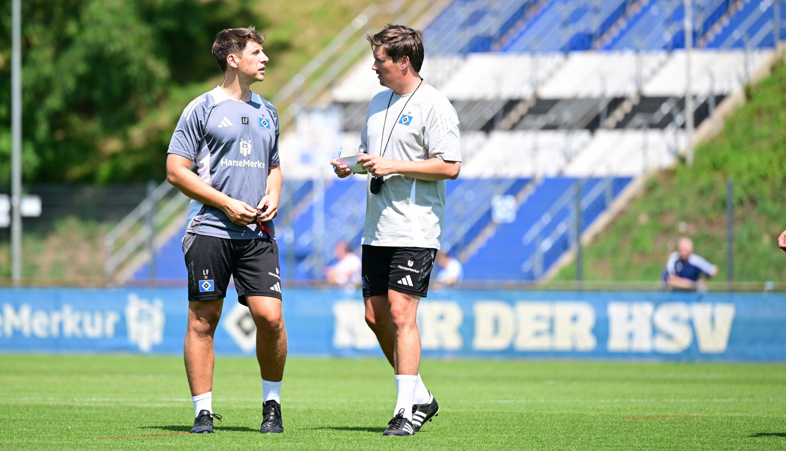 Loic Favé und Merlin Polzin sprechen auf dem Trainingsplatz zueinander