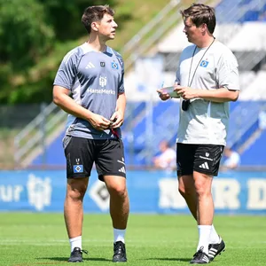 Loic Favé und Merlin Polzin sprechen auf dem Trainingsplatz zueinander