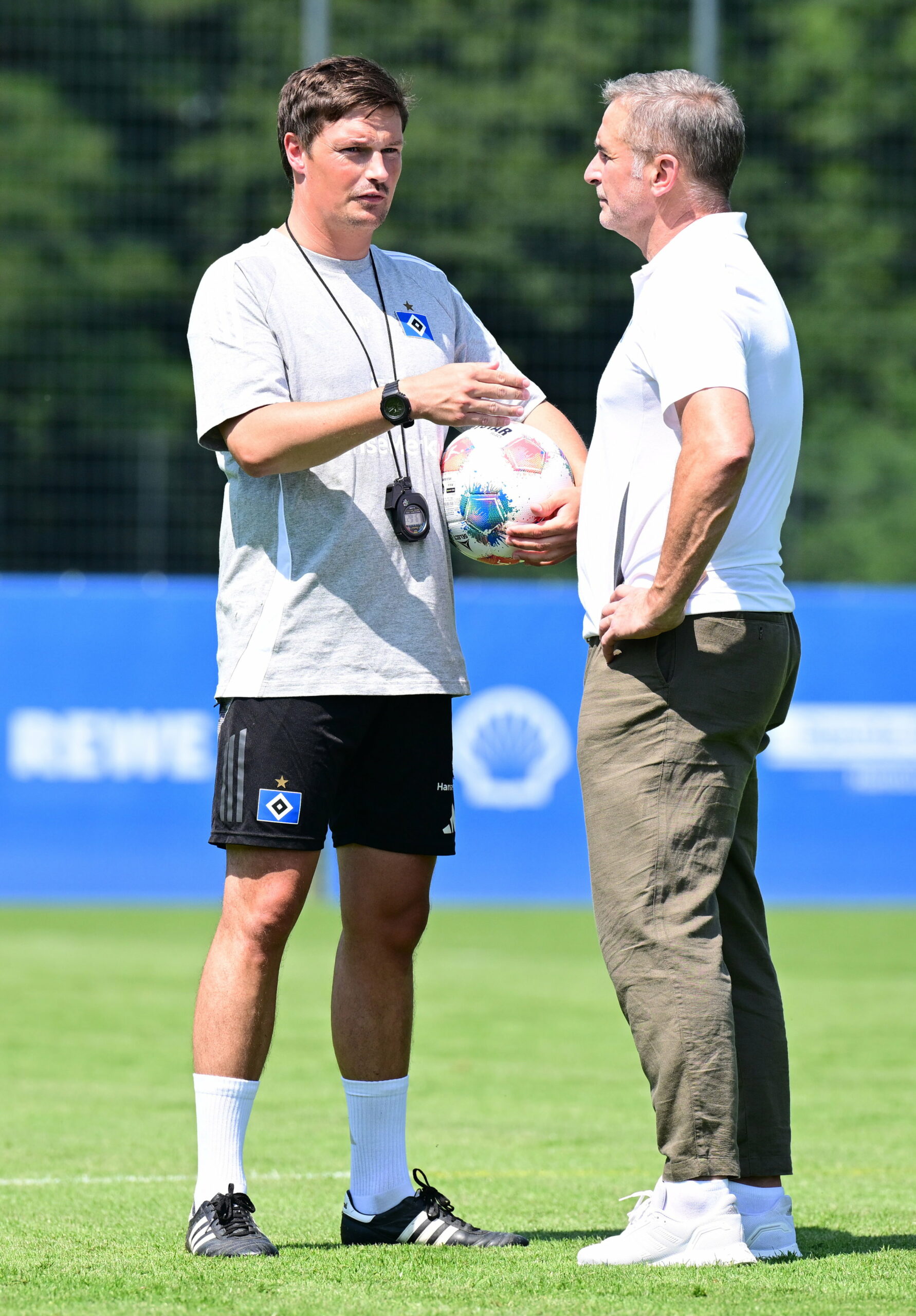 Merlin Polzin spricht auf dem Trainingsplatz mit Stefan Kuntz