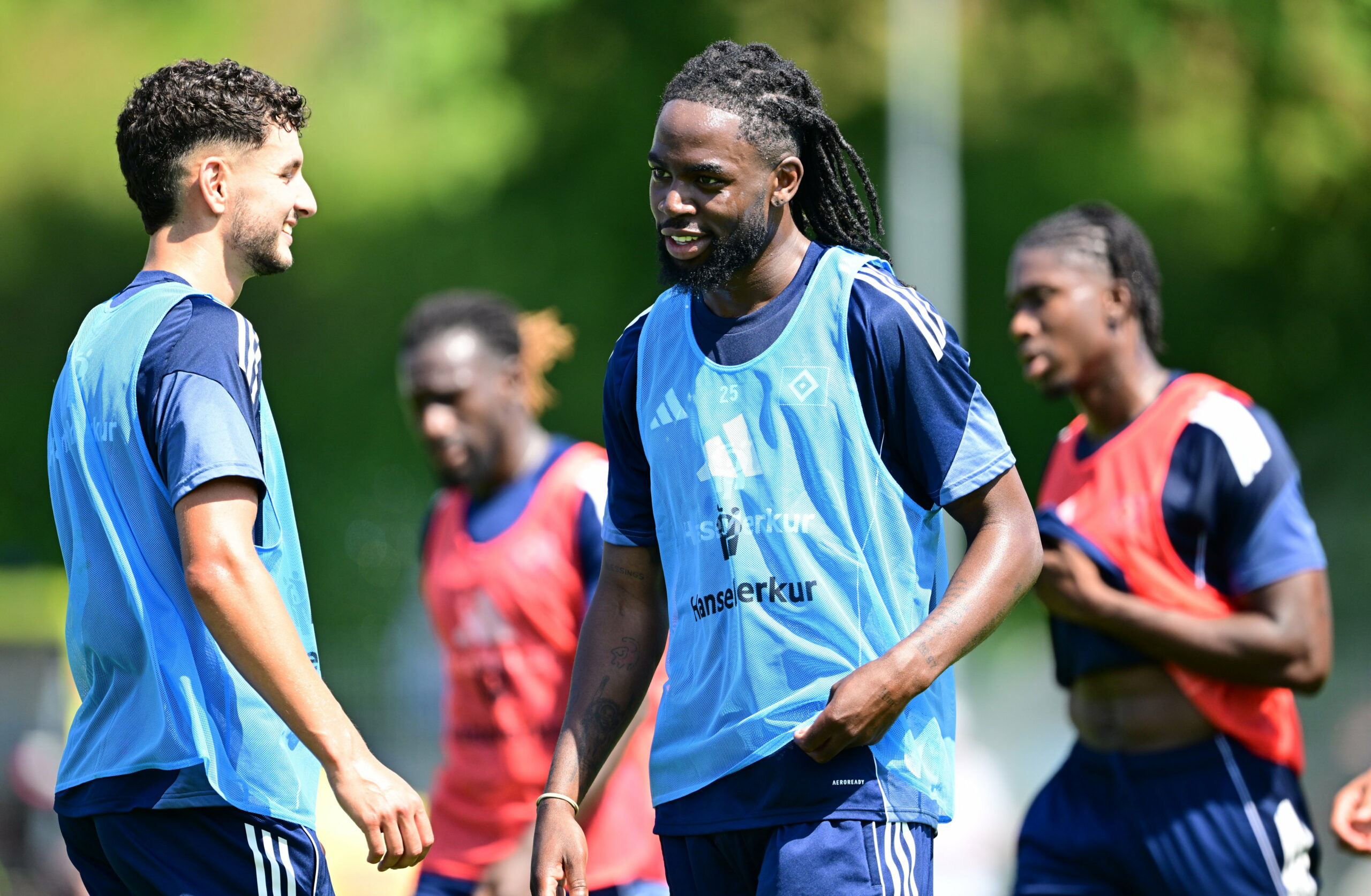 Daniel Elfadli und Jordan Torunarigha lachen