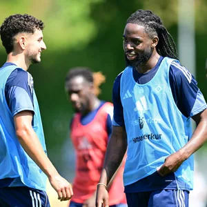 Daniel Elfadli und Jordan Torunarigha lachen