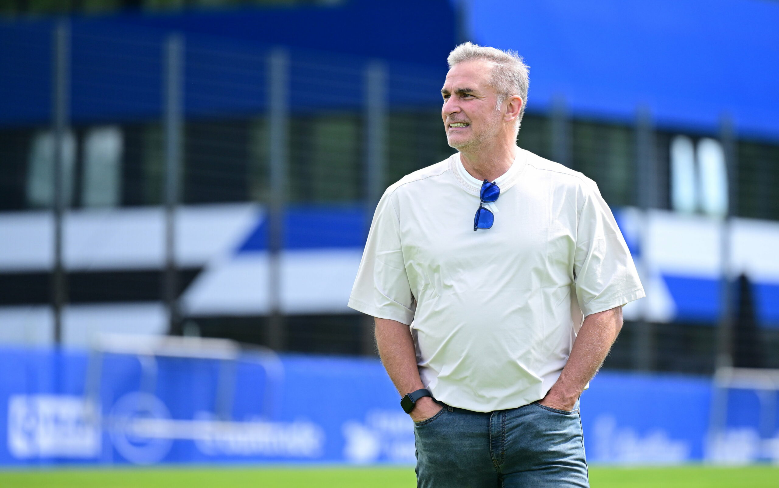 Stefan Kuntz schaut über den Trainingsplatz