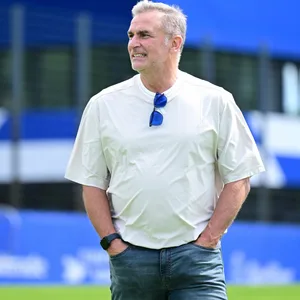 Stefan Kuntz schaut über den Trainingsplatz