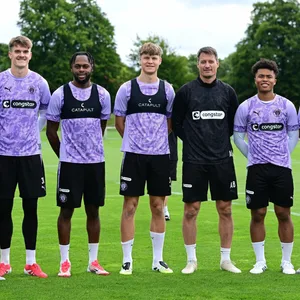 Trainer Alexander Blessin auf dem Trainingsplatz mit seinen Neuen: Arkadiusz Pyrka, Torwart Simon Spari, Ricky-Jade Jones, Jannik Robatsch, Joel Chima Fujita und Mathias Pereira Lage