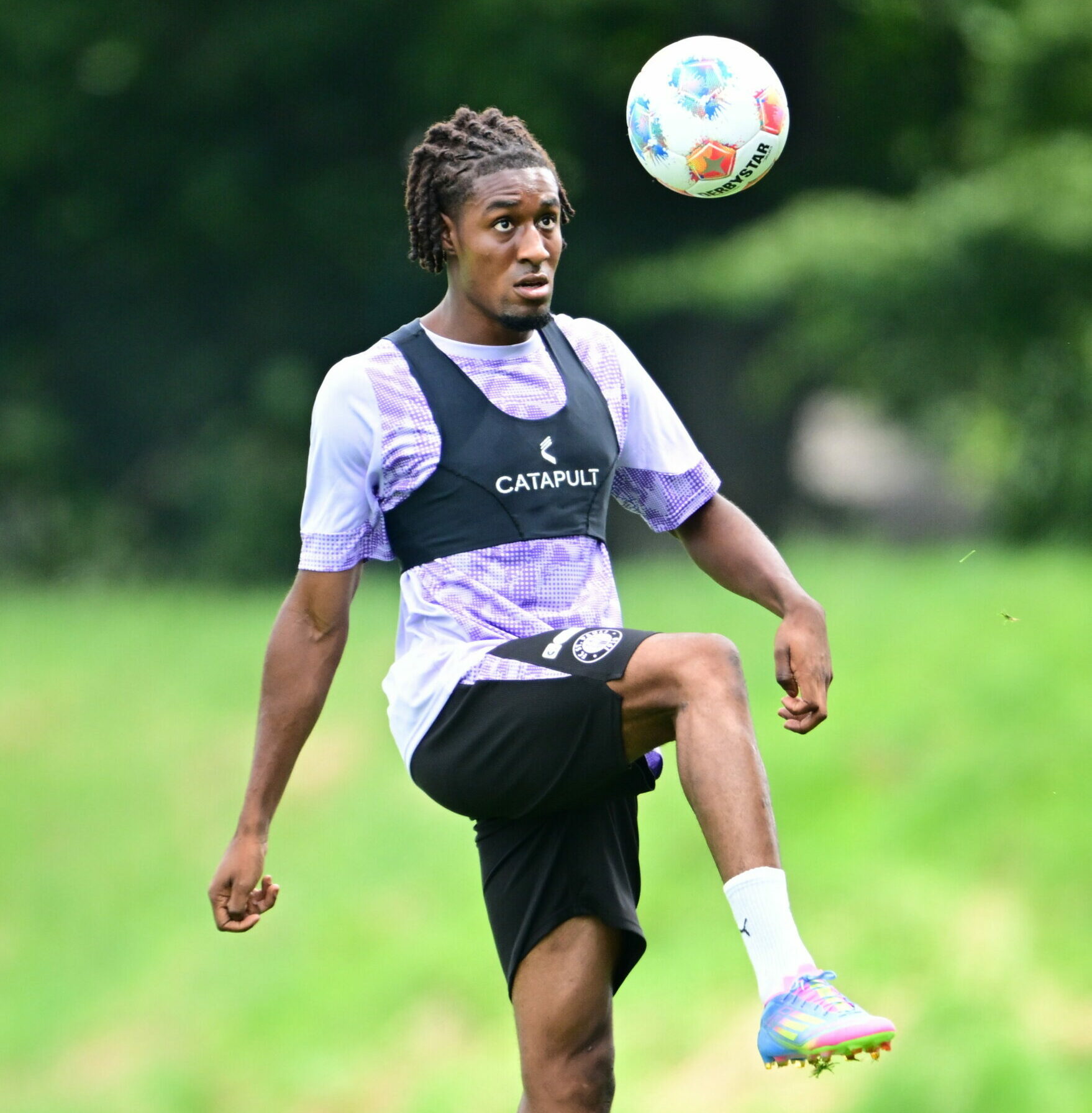 Romeo Aigbekaen am Ball