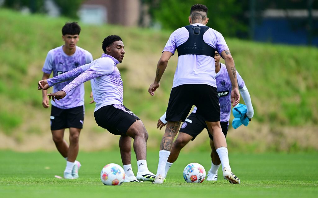 Oladapo Afolayan bei St. Paulis Auftakttraining