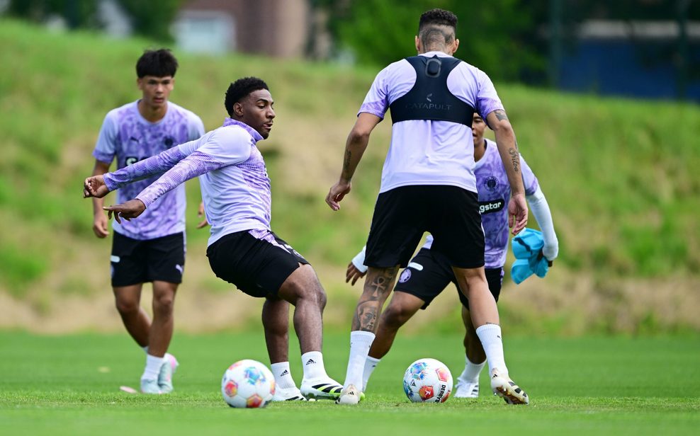 Oladapo Afolayan bei St. Paulis Auftakttraining