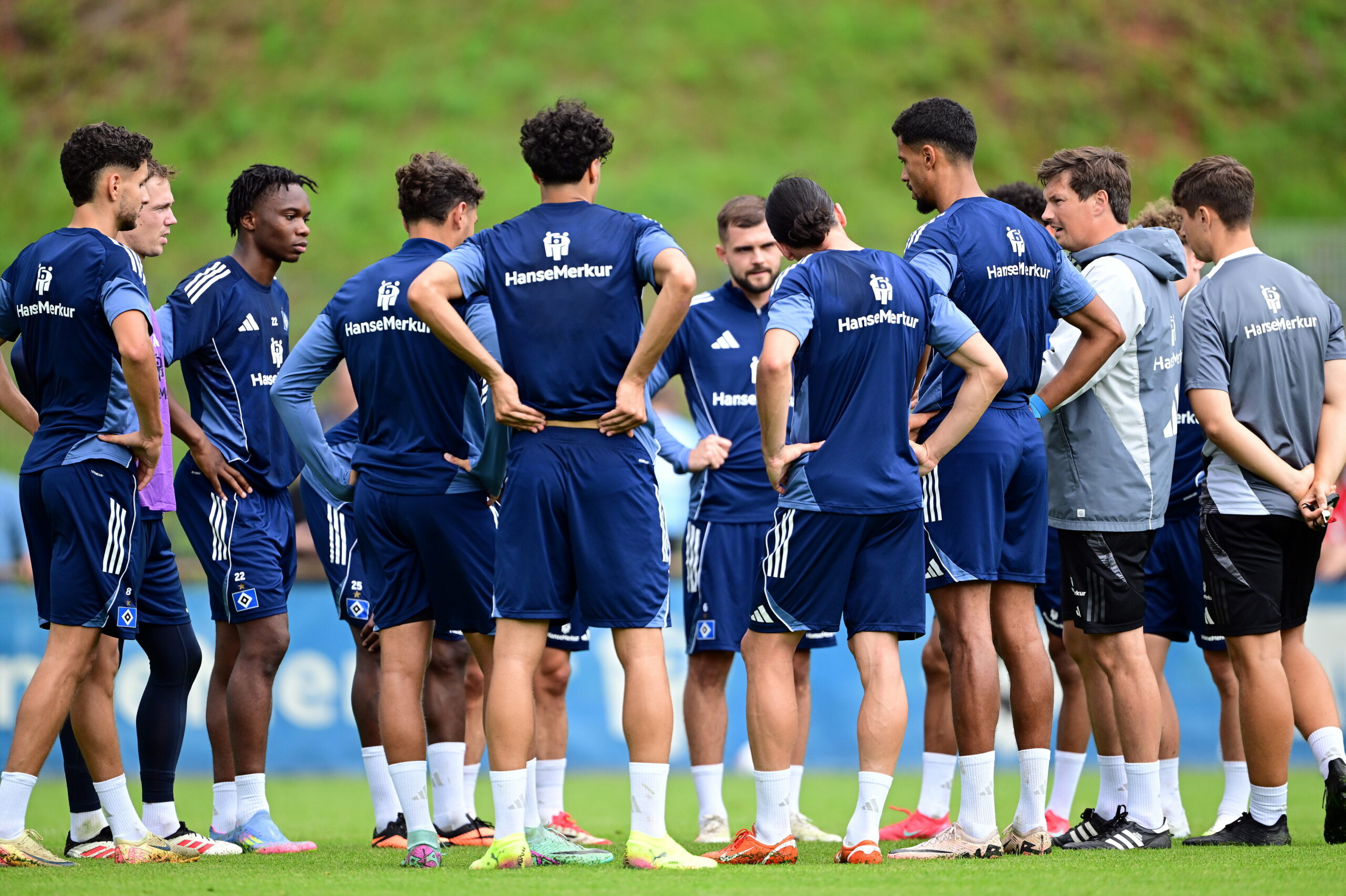 Noch hat HSV-Trainer Merlin Polzin seine Mannschaft für die neue Bundesliga-Saison nicht zusammen.