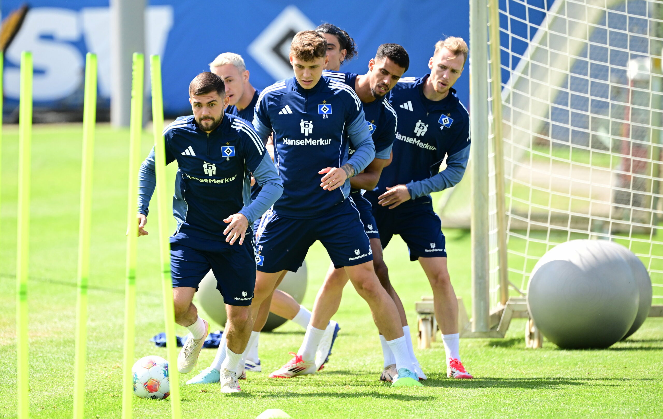 Lukasz Poreba dribbelt im HSV-Training vor Nicolai Remberg, Robert Glatzel und Sebastian Schonlau