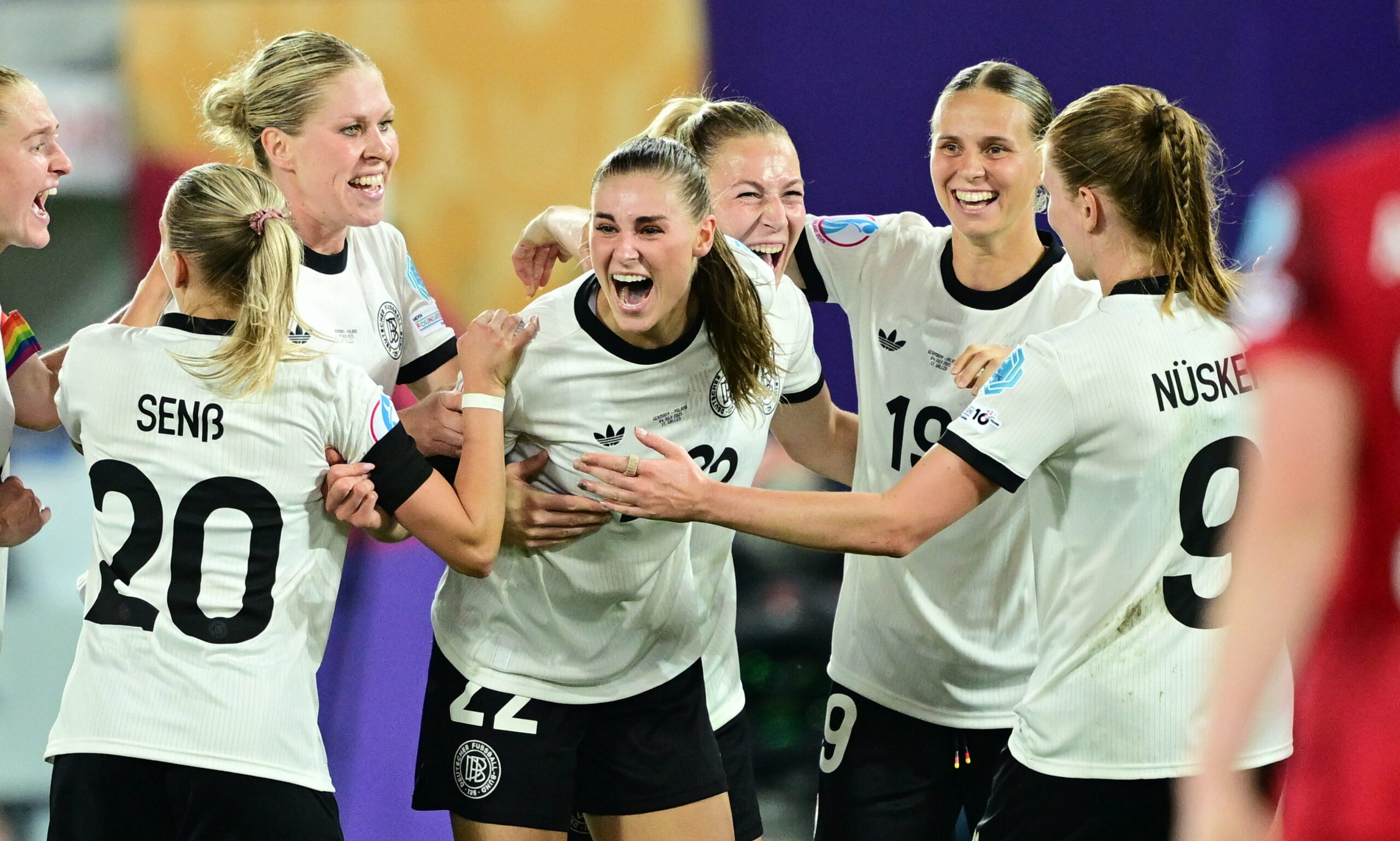 Die DFB-Frauen bejubeln ein Tor von Jule Brand