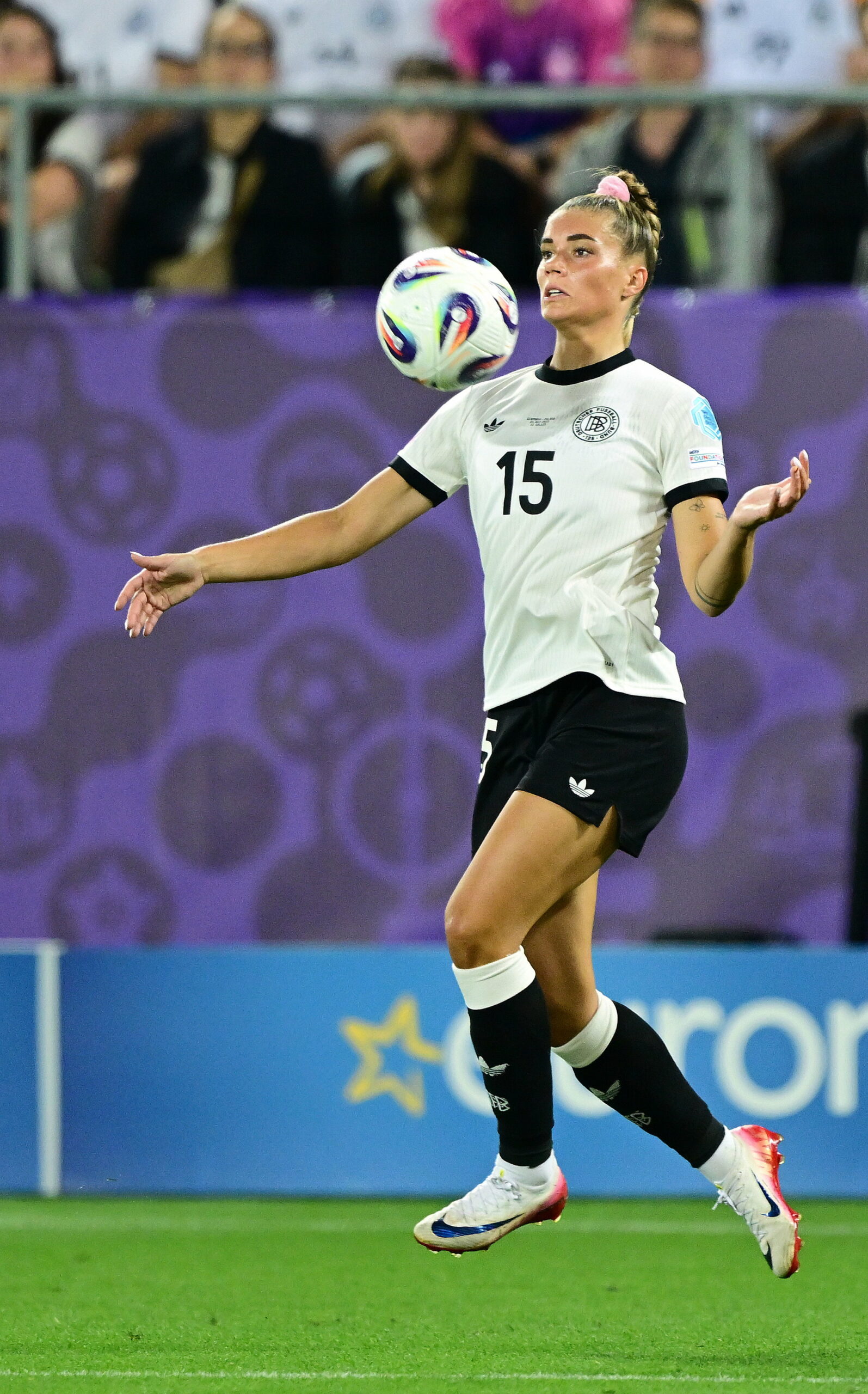 Selina Cerci bei einem EM-Spiel am Ball