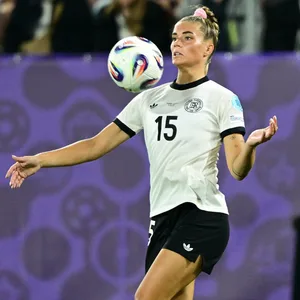 Selina Cerci bei einem EM-Spiel am Ball