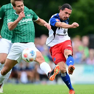 Rayan Philippe bei einem Torschuss in Elstorf