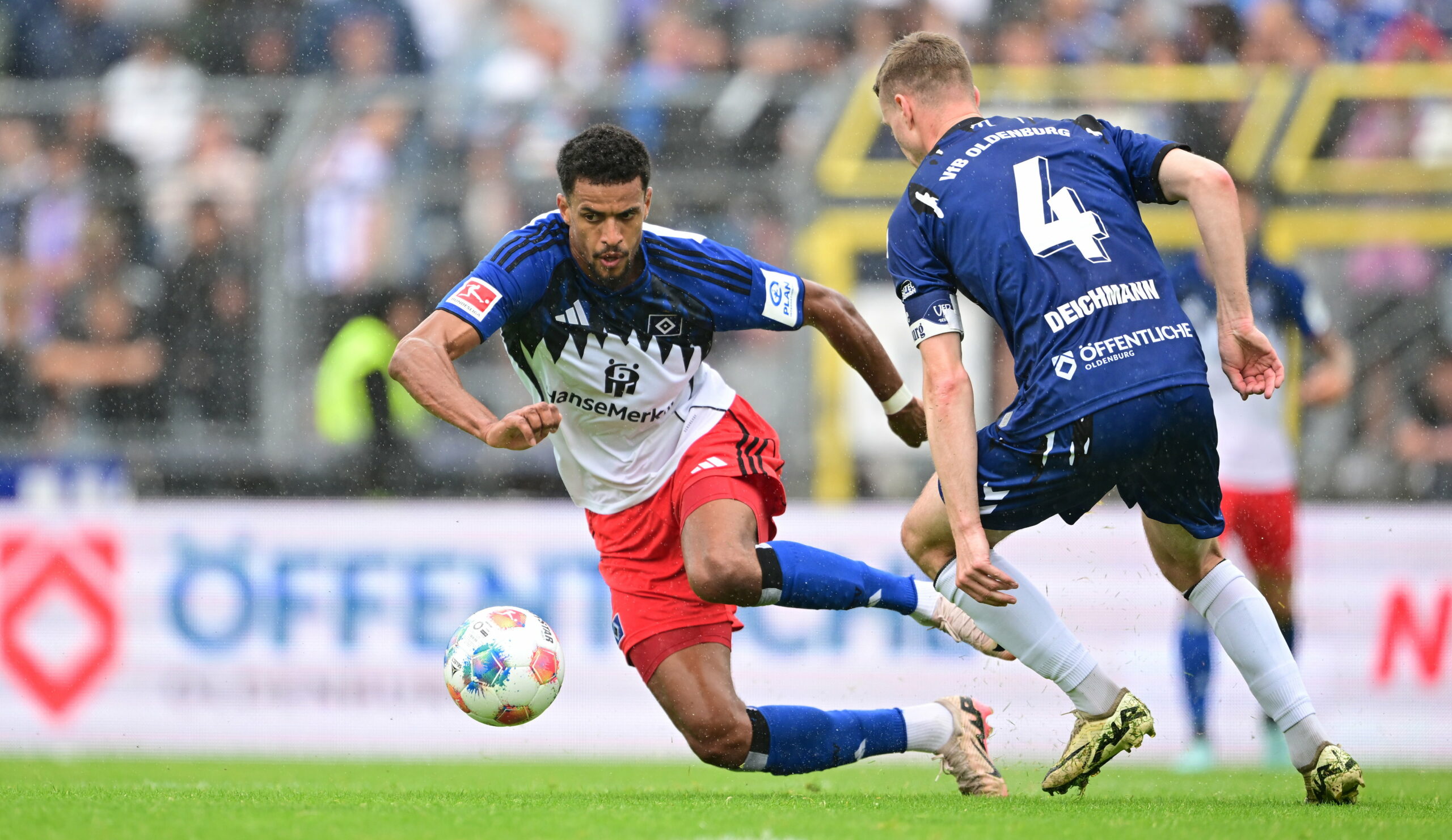 HSV-Stürmer Robert Glatzel gegen Leon Deichmann vom VfB Oldenburg