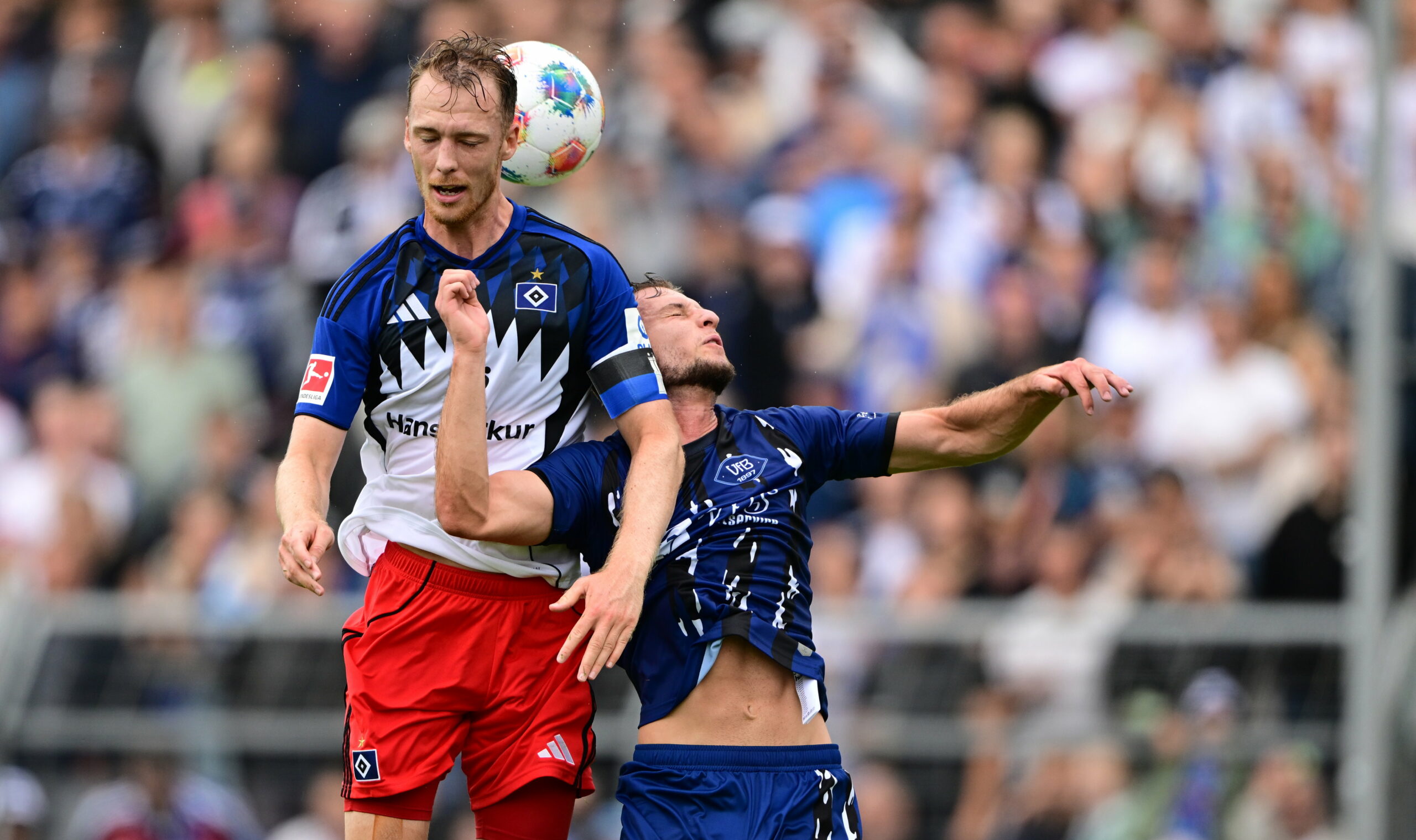 HSV-Kapitän Sebastian Schonlau im Kopfballduell mit dem Oldenburger Ermal Pepshi