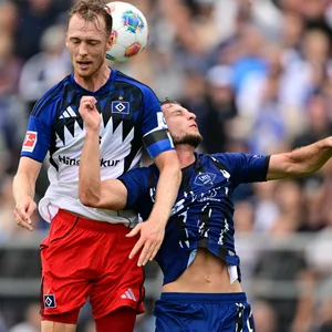 HSV-Kapitän Sebastian Schonlau im Kopfballduell mit dem Oldenburger Ermal Pepshi