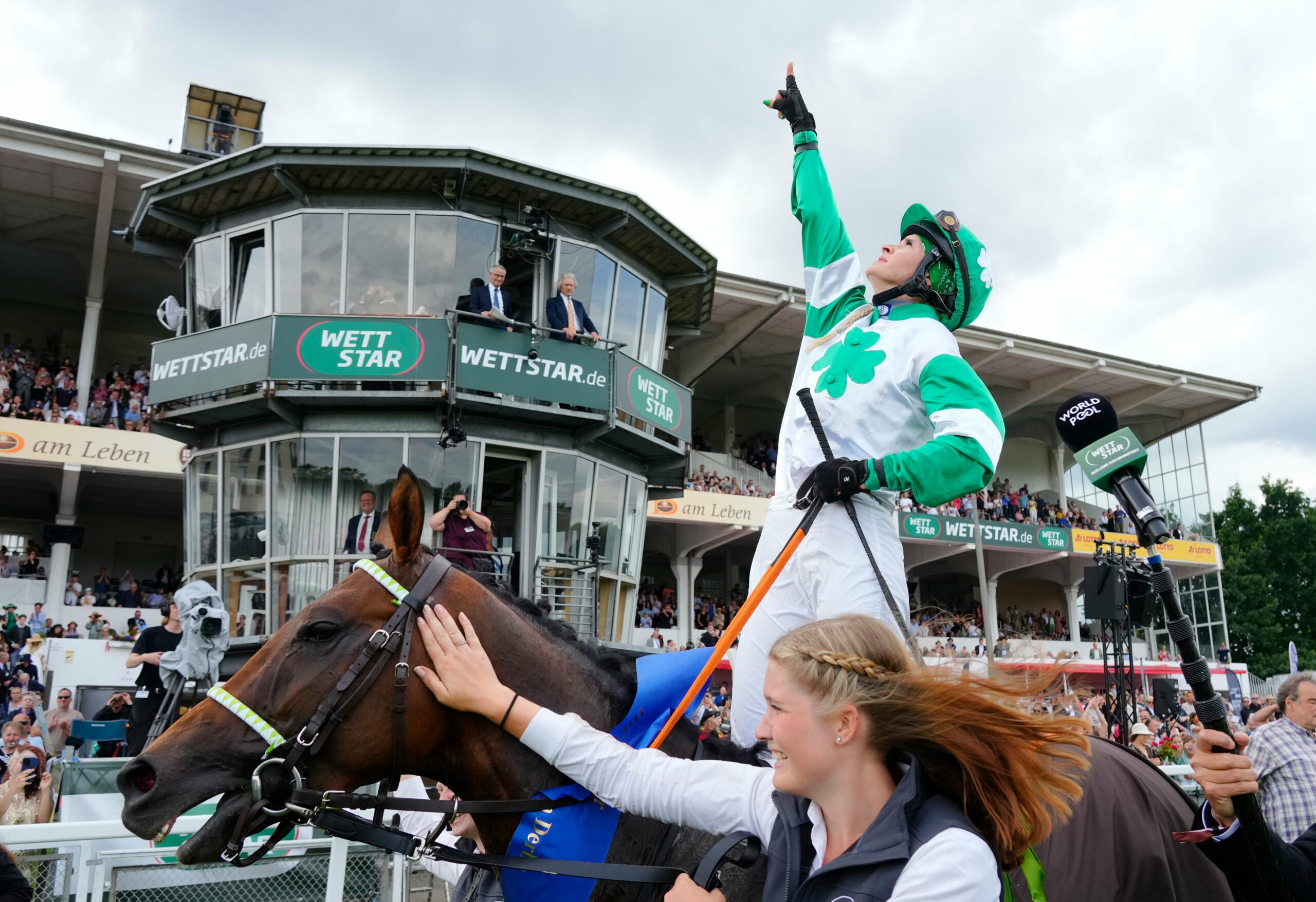 Nina Baltromei bejubelt ihren Sieg beim Deutschen Derby