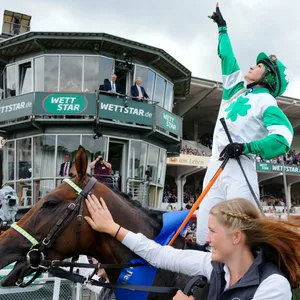 Nina Baltromei bejubelt ihren Sieg beim Deutschen Derby