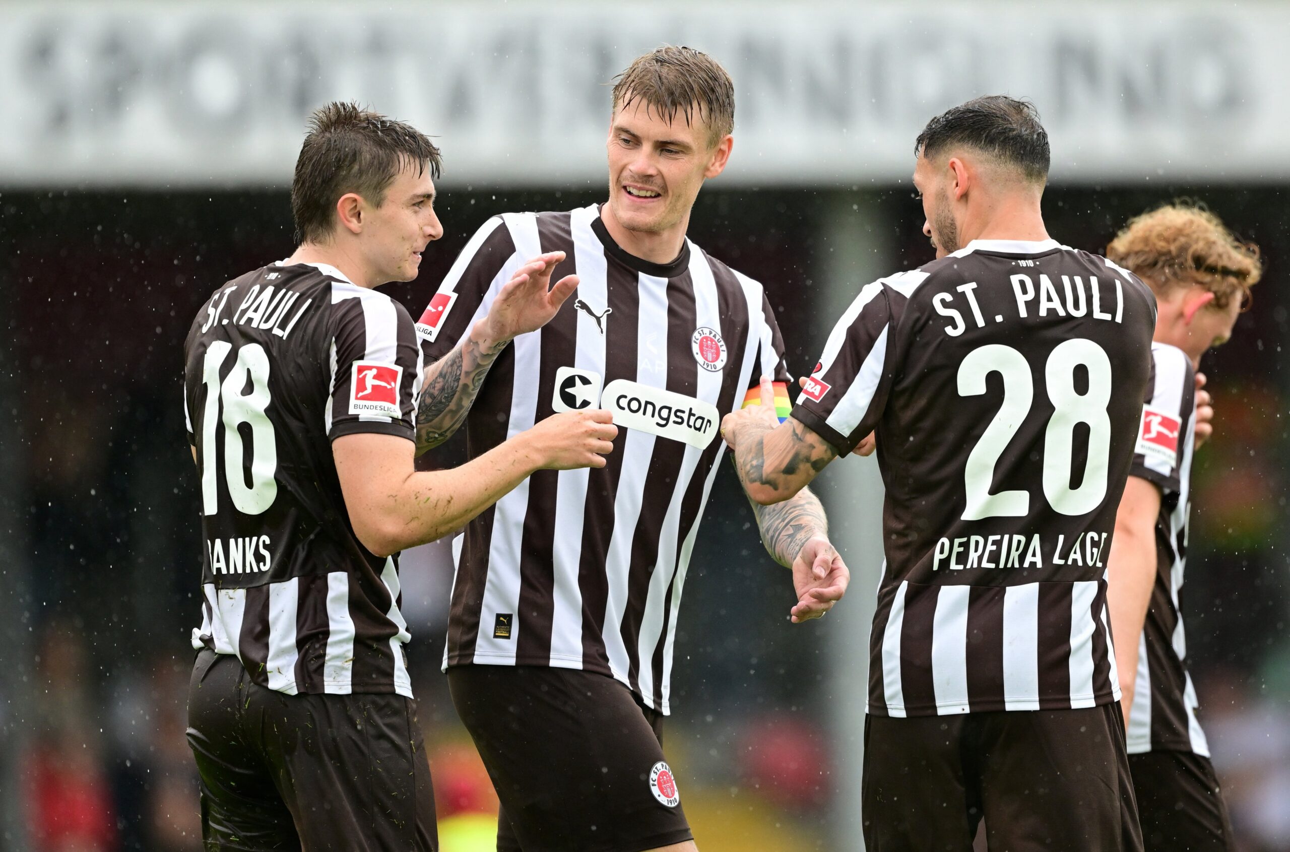 Scott Banks wird zu seinem Treffer in Aurich beglückwünscht